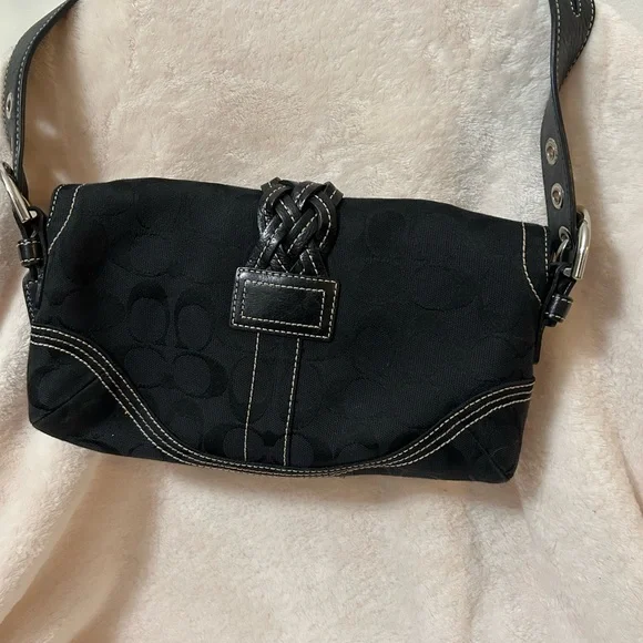 Elegant Coach Black Shoulder Bag with Silver Buckle - Picture 2 of 7